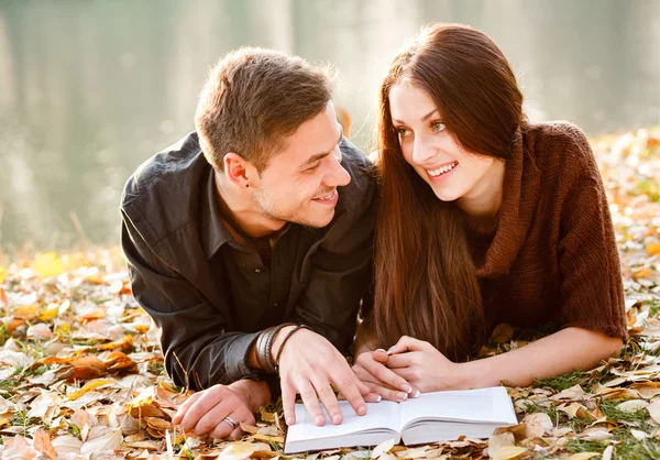 Gemeinsam lesen — Stockfoto