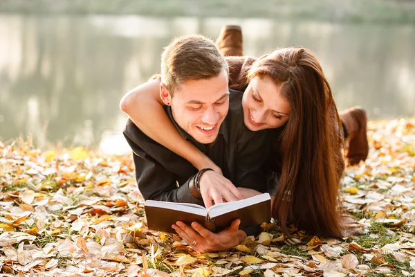 Junges Paar beim Lesen — Stockfoto