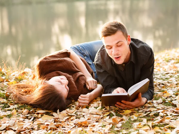 Молодий чоловік читає своїй дівчині — стокове фото