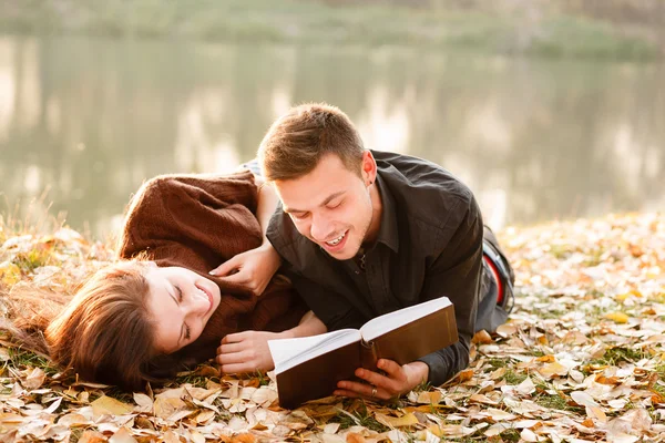 Junger Mann liest seiner Freundin vor — Stockfoto