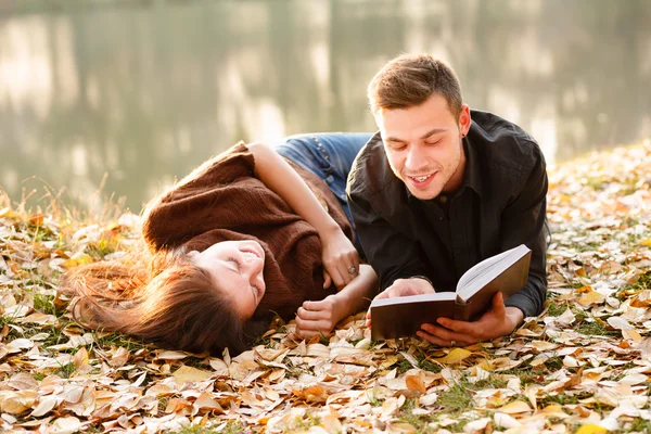 Giovane che legge alla sua ragazza — Foto Stock