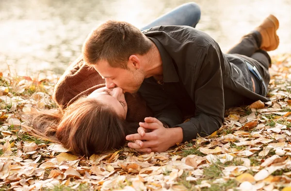 Joven pareja besándose — Foto de Stock