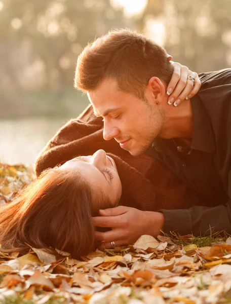 Joven pareja besándose — Foto de Stock