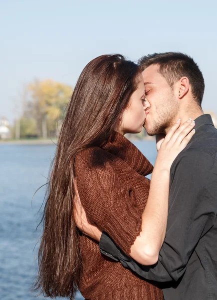 Молода пара цілується Ліцензійні Стокові Зображення