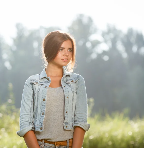 Krásná dospívající dívka venku Stock Fotografie