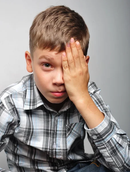 Emocional menino bonito no estúdio — Fotografia de Stock