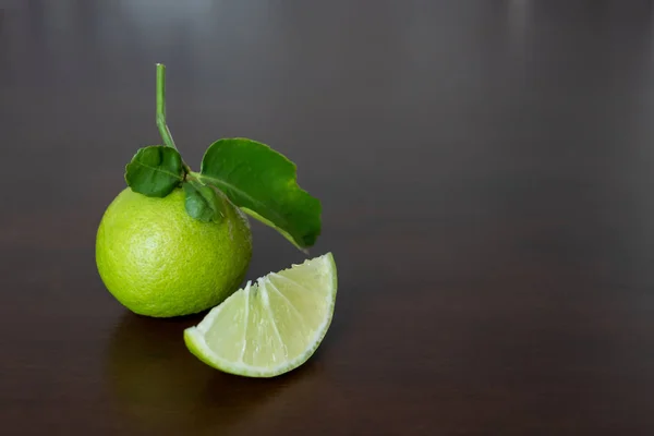 Fresh Green Lime Slice Wooden Table — Stockfoto