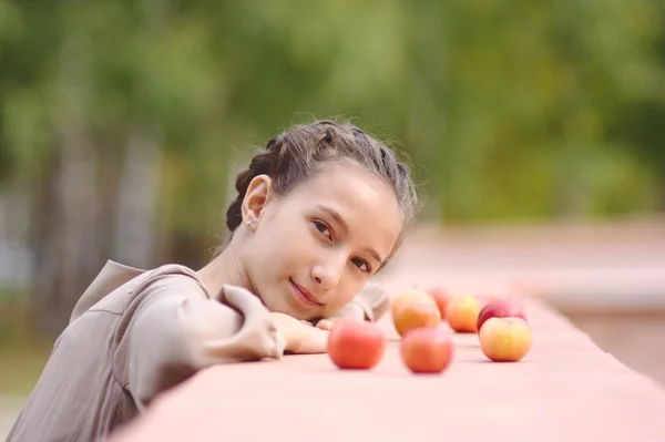 Portrait de fille aux pommes — Photo