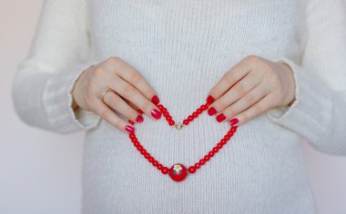 göbek üzerinde kırmızı kalp