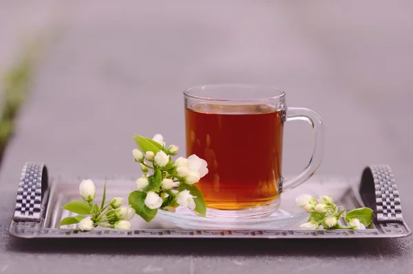 Taza de té con rama de manzano en flor — Foto de Stock