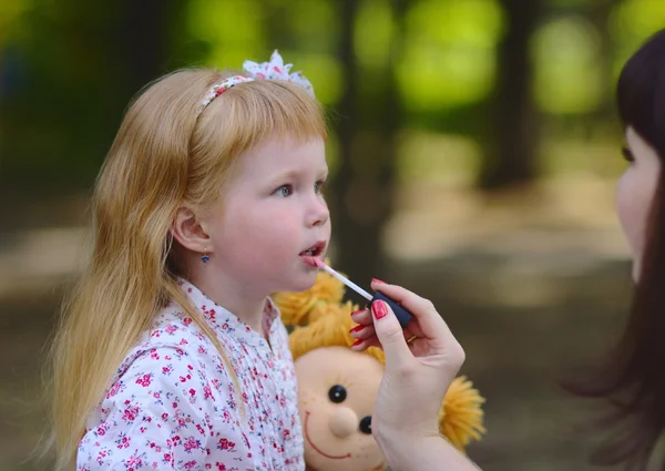 Petite fille branchée dans le parc d'été — Photo