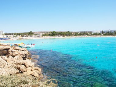 Taşlar berrak deniz suyunun altında