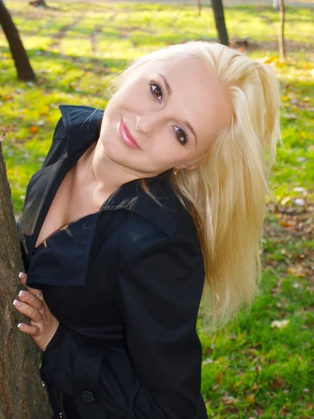 Jonge mooie vrouw in het herfstpark — Stockfoto
