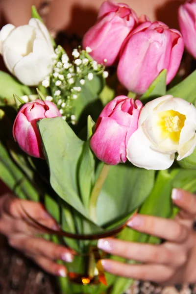 Bukett med rosa och vita tulpaner — Stockfoto