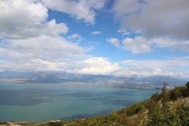 Denizde kayalar