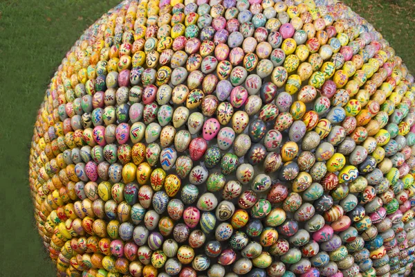 Sculpture principale de nombreux œufs peints — Photo