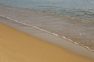 Deniz dalgaları altın kumda