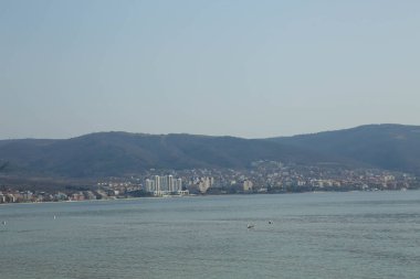 Güzel deniz plajı ve şehrin manzarası