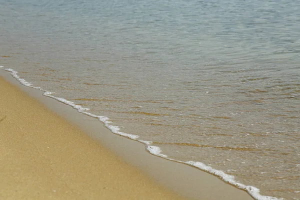 Meereswellen Auf Goldenem Sand — Stockfoto