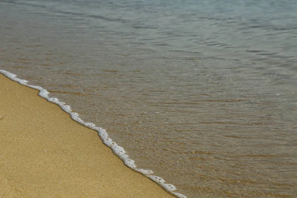 Meereswellen Auf Goldenem Sand — Stockfoto