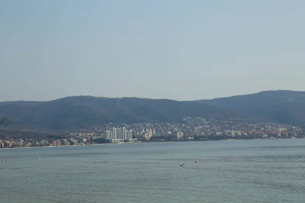 Güzel deniz plajı ve şehrin manzarası