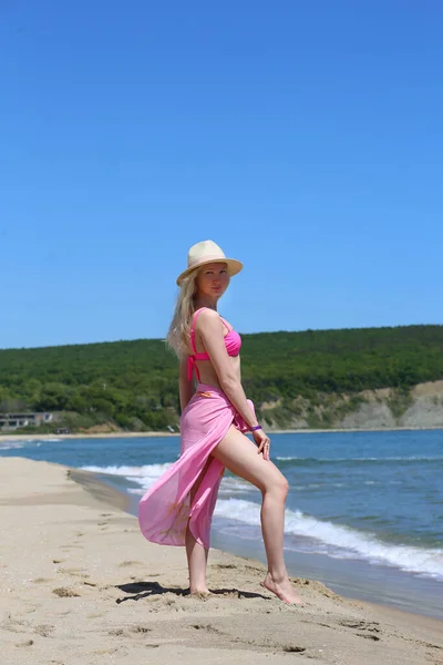 Vacker Blond Kvinna Rosa Baddräkt Och Sommarmössa Stranden — Stockfoto