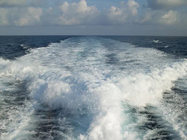 Utsikt från båten på spåren — Stockfoto