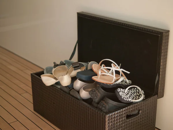 The braun Box with shoes on the wooden floor — Stock Photo, Image