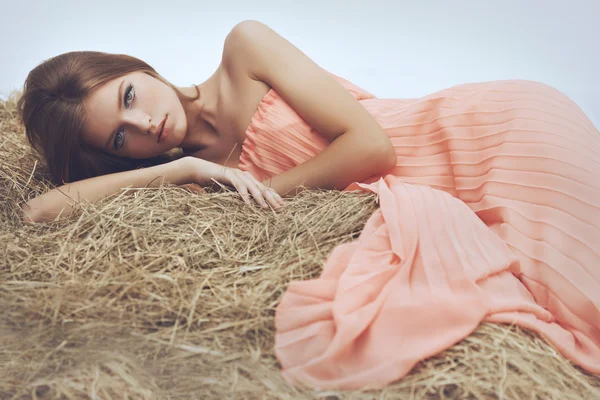 Girl lying on hay — Stock fotografie