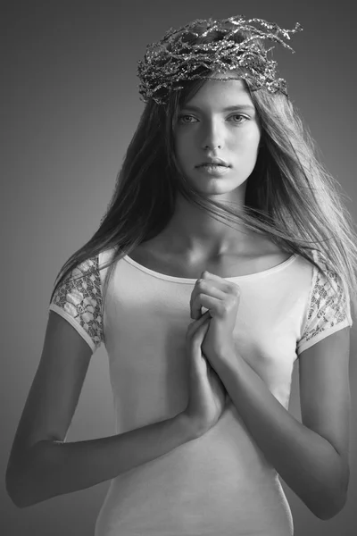 Meisje model in een krans Rechtenvrije Stockfoto's