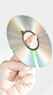 bir kompakt disk tutan kişi.