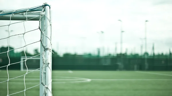 Verlaten voetbalveld met doelpalen. Stockfoto