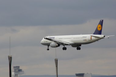 flugzeug lufthansa im landeanflug flughafen frankfurt