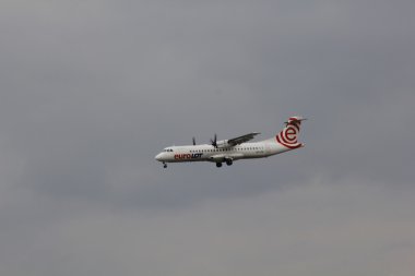 Flugzeug EuroLot im Landeanflug