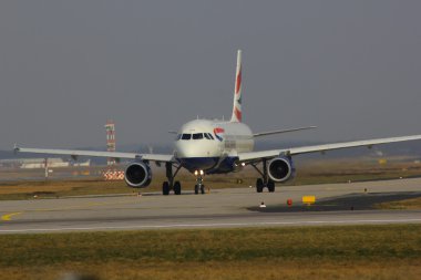 Flugzeug British Airways auf der Rollbahn
