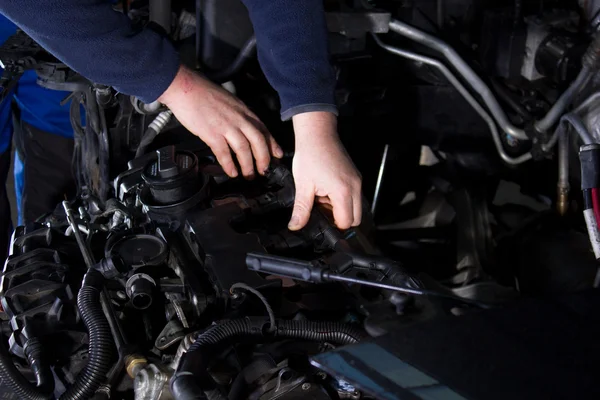 Mechaniker repariert Fahrzeug — Stockfoto