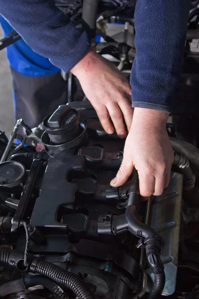 Mechaniker repariert Fahrzeug — Stockfoto