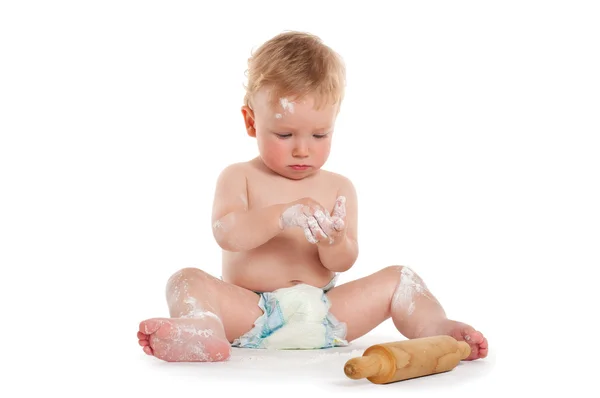 küçük çocuk oklava ile pişirme