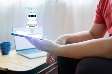 Chatbot asistanı sohbeti, yapay zeka teknolojisi konsepti. Sıradan bir adam, sanal ekranda konuşma baloncuğu ile cep telefonu uygulaması üzerinden sohbet ederken rahatlar.