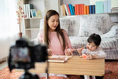 Anne ve kızı online blog için krema ve bal ile doğal maske hazırlıyorlar.