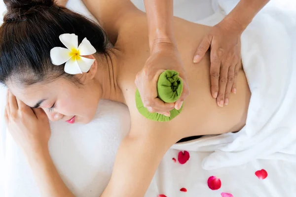 Schöne Junge Asiatin Entspannt Sich Während Einer Ganzkörpermassage Wellness Bereich — Stockfoto