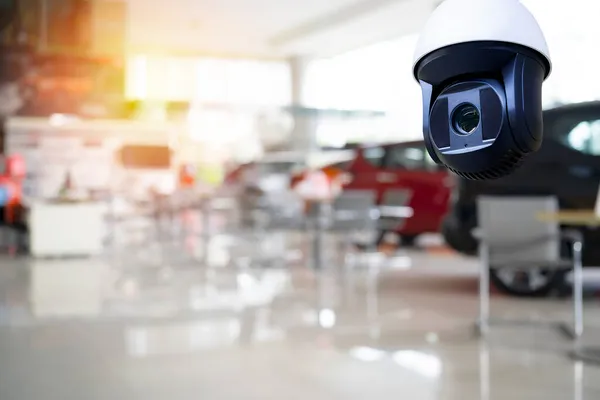 屋内Cctv監視 モーターショーや車の展示会でのセキュリティカメラショー — ストック写真
