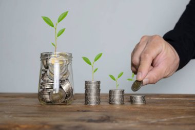 Büyüyen ağaçlarla para biriktiren iş adamlarının koruması. finans, bankacılık, yatırım, tasarruf ve artan finans.