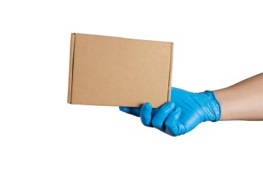 Karton kutuları plastik eldiven ve fotokopi alanında tutan teslimatçı. Hızlı ve ücretsiz teslimat. Çevrimiçi alışveriş ve ekspres teslimat