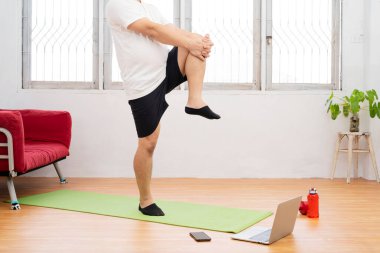 T-shirt ve Şort Güçlü Atletik Fit Man Enerjik Minimalist İç ile Onun Geniş ve Parlak Oturma Odasında Evde Yerinde Jogging olduğunu.
