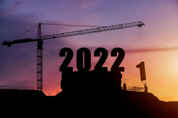 建筑工人轮廓与起重机和阴天筹备2022年新年派对和改变新业务 — 图库照片