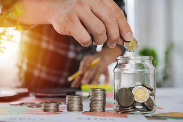 Geschäftsbuchhaltung Mit Geld Sparen Mit Der Hand Münzen Krug Glas — Stockfoto