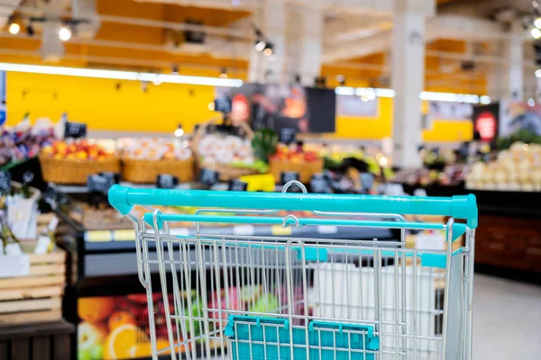 Gang Des Supermarktes Mit Leerem Blauen Einkaufswagen Abstraktes Verschwommenes Foto — Stockfoto