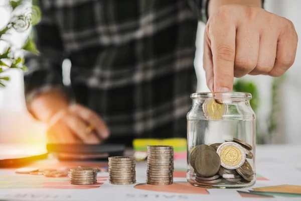 Zakenman Deed Munten Een Glazen Pot Met Veel Munten Een — Stockfoto