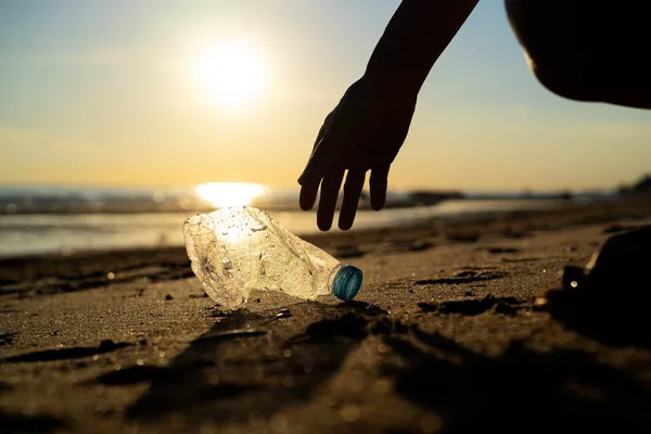 Kumsalda Çöp Toplayan Gönüllü Bir Adam Ekoloji Kavramı — Stok fotoğraf